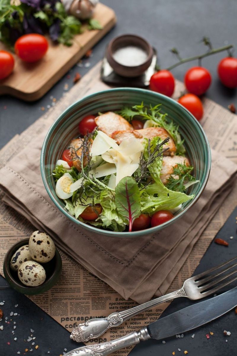 Ein frischer Salat mit Grünzeug, Tomaten, Hähnchen, Käse